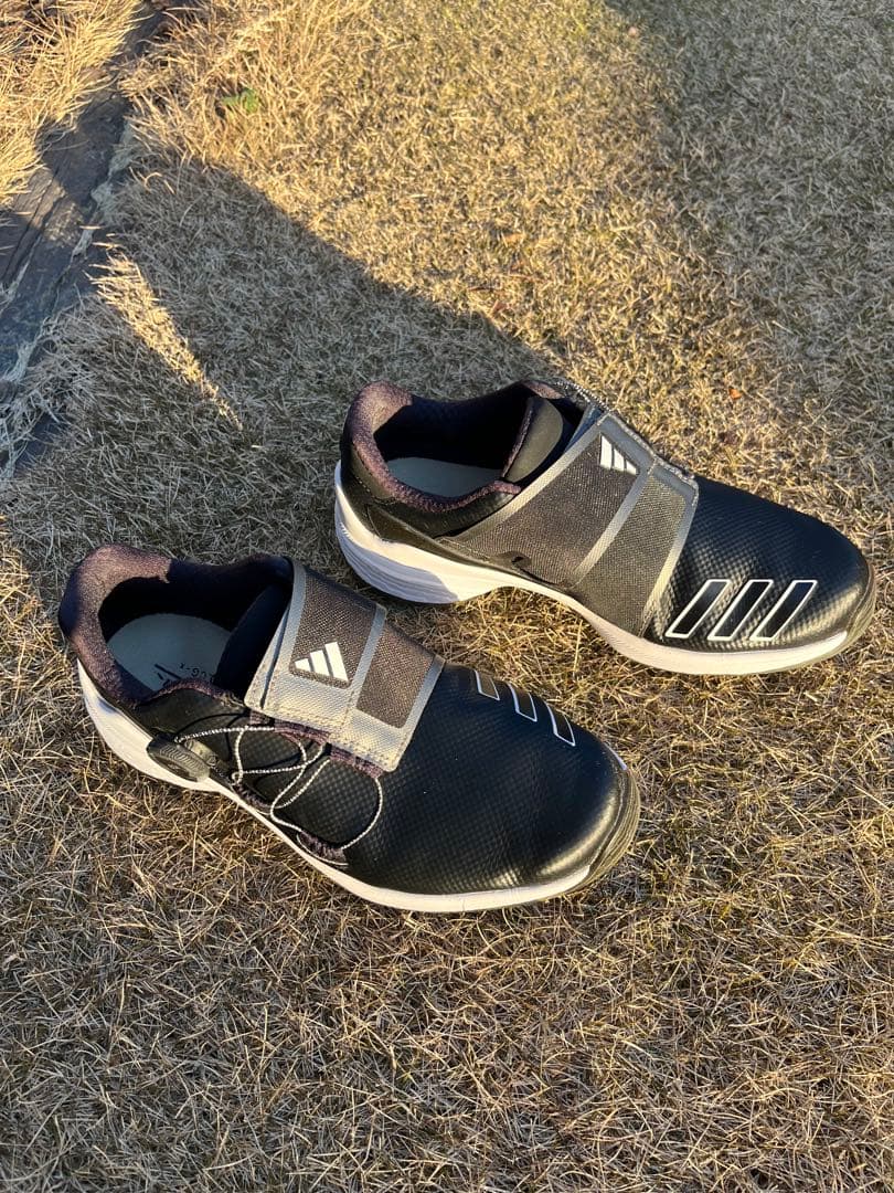 adidasブラックゴルフシューズ
