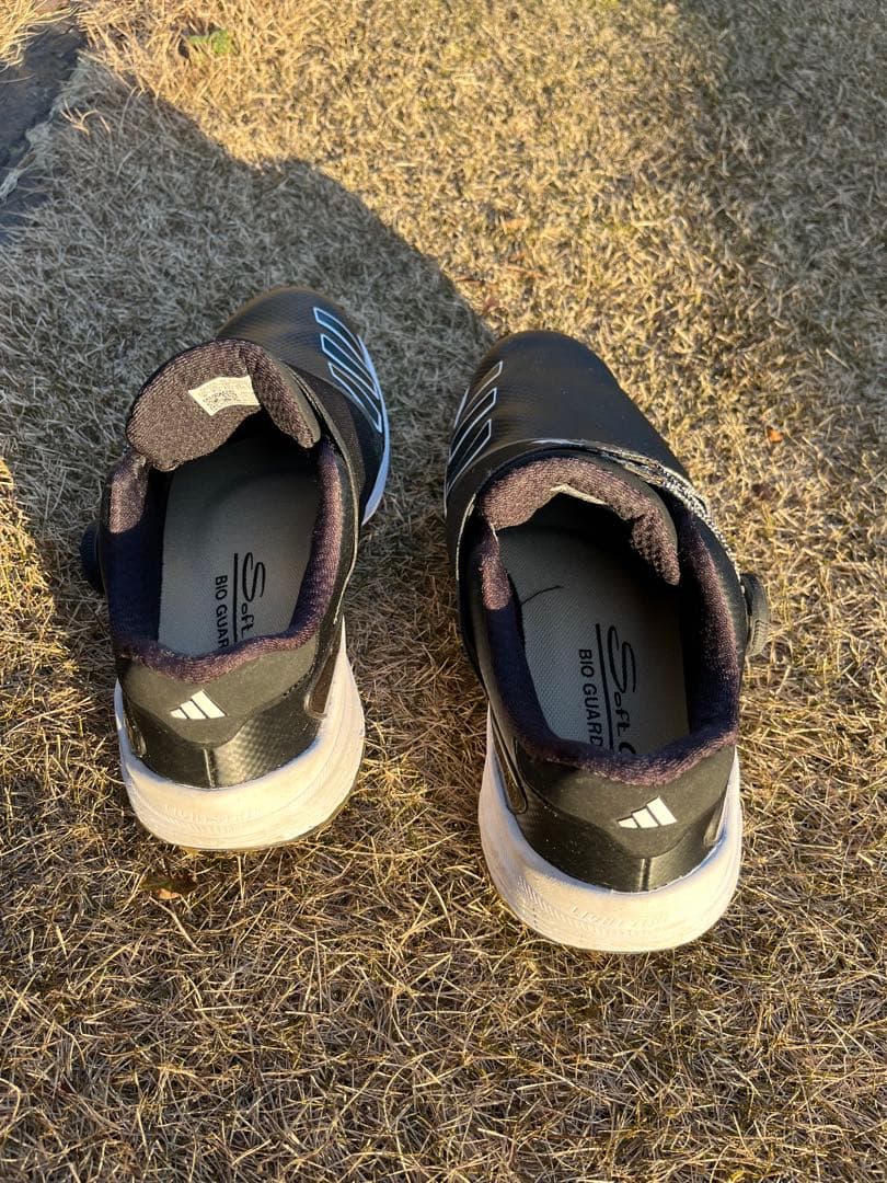 adidasブラックゴルフシューズ