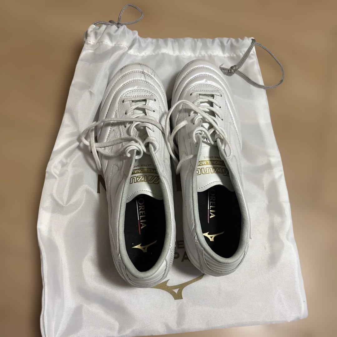 日本製のホワイトカラーのMizuno Morelia 40thサッカーシューズ。