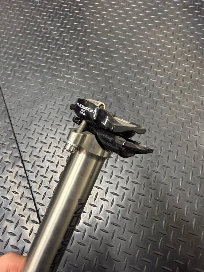 THOMSON シートポスト　チタン　27.2mm カットなし
