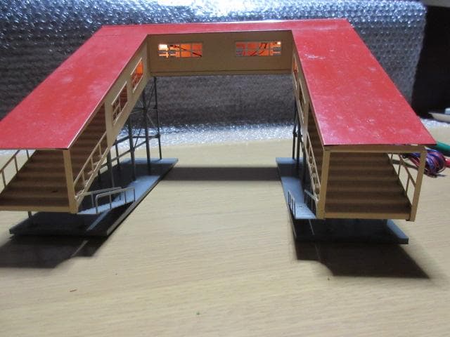 跨線橋のある駅　（HOゲージストラクチャー）(金属製 / エンドウ製）