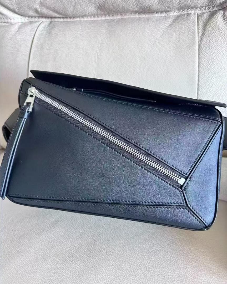 LOEWE 黒いレザーボディバッグ~~~