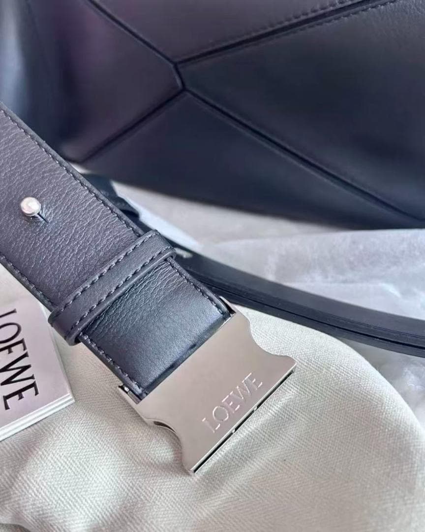 LOEWE 黒いレザーボディバッグ~~~