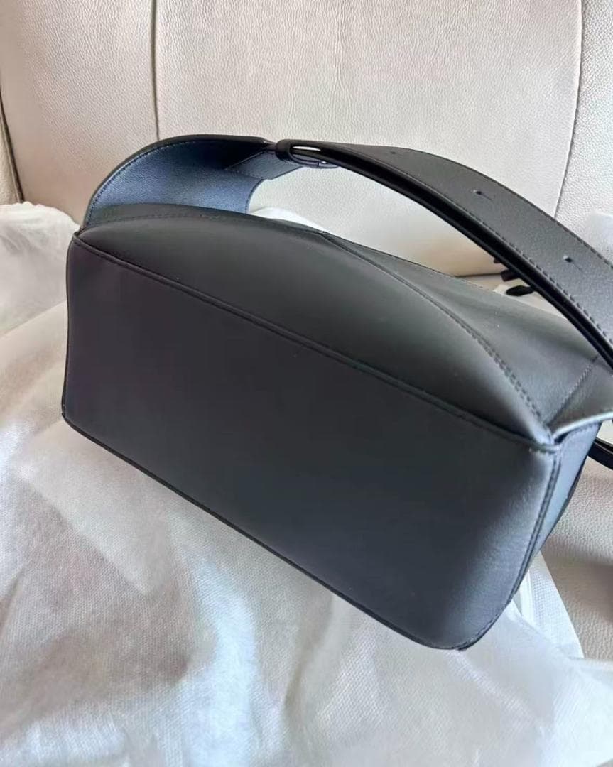 LOEWE 黒いレザーボディバッグ~~~