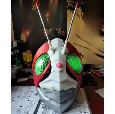 仮面ライダーV3　ヘルメット　赤と緑　フィギュア