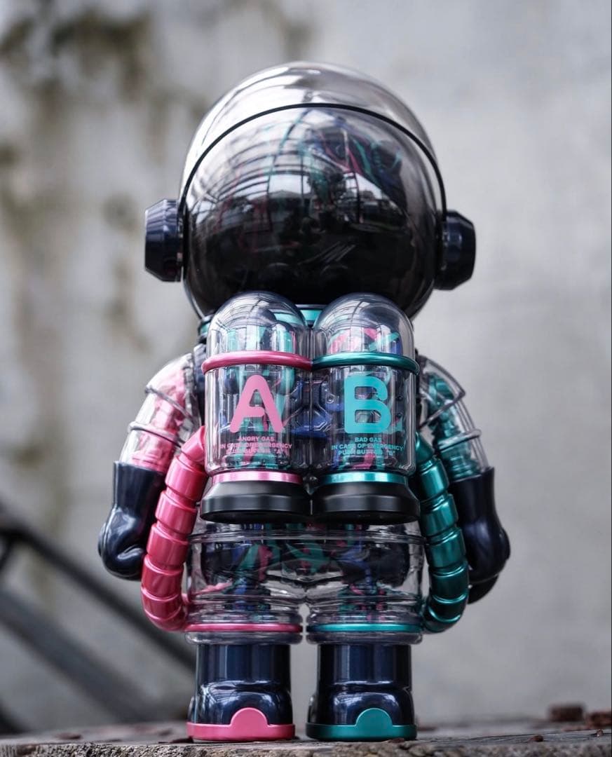 【世界4500個限定】CLOT MEGA SPACE MOLLY 400％