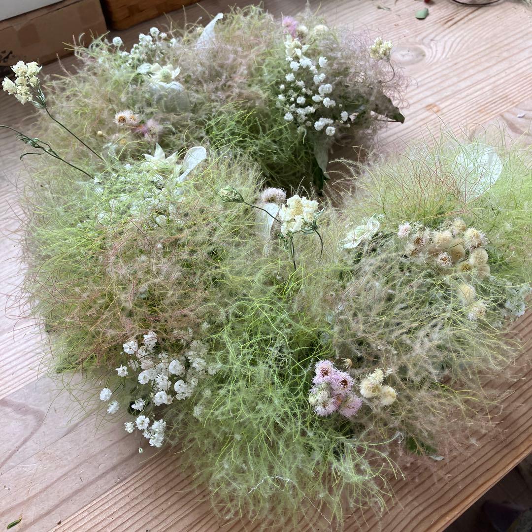 スモークツリー の大きい三日月リース　かすみ草　ドライフラワー