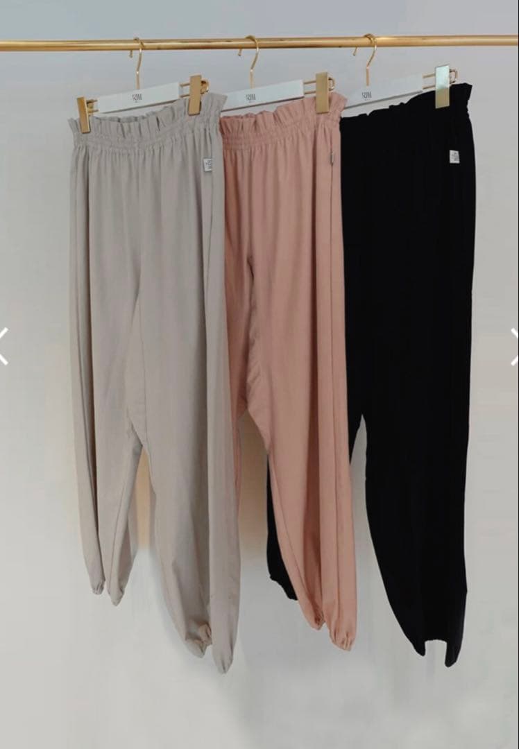 新品未使用　stina Retune. warm up pants black