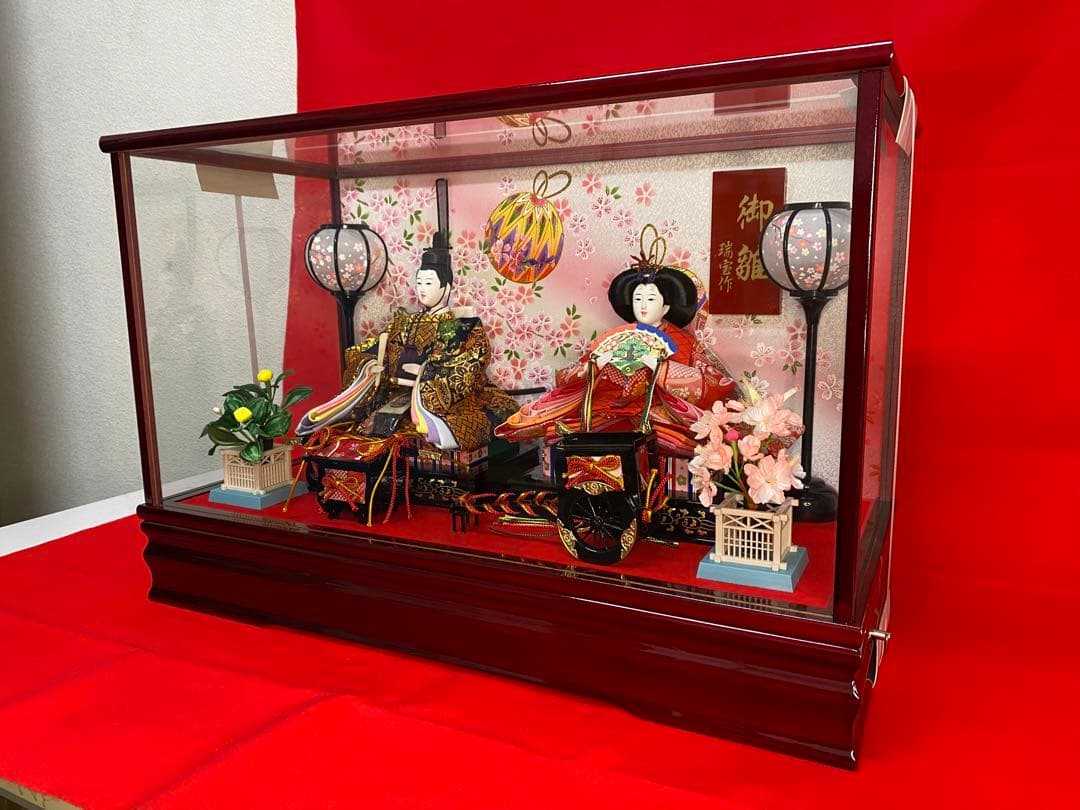 雛人形オルゴール付ガラスケース入り親王飾り・間口約５８×奥行約２９×高さ約３９㎝