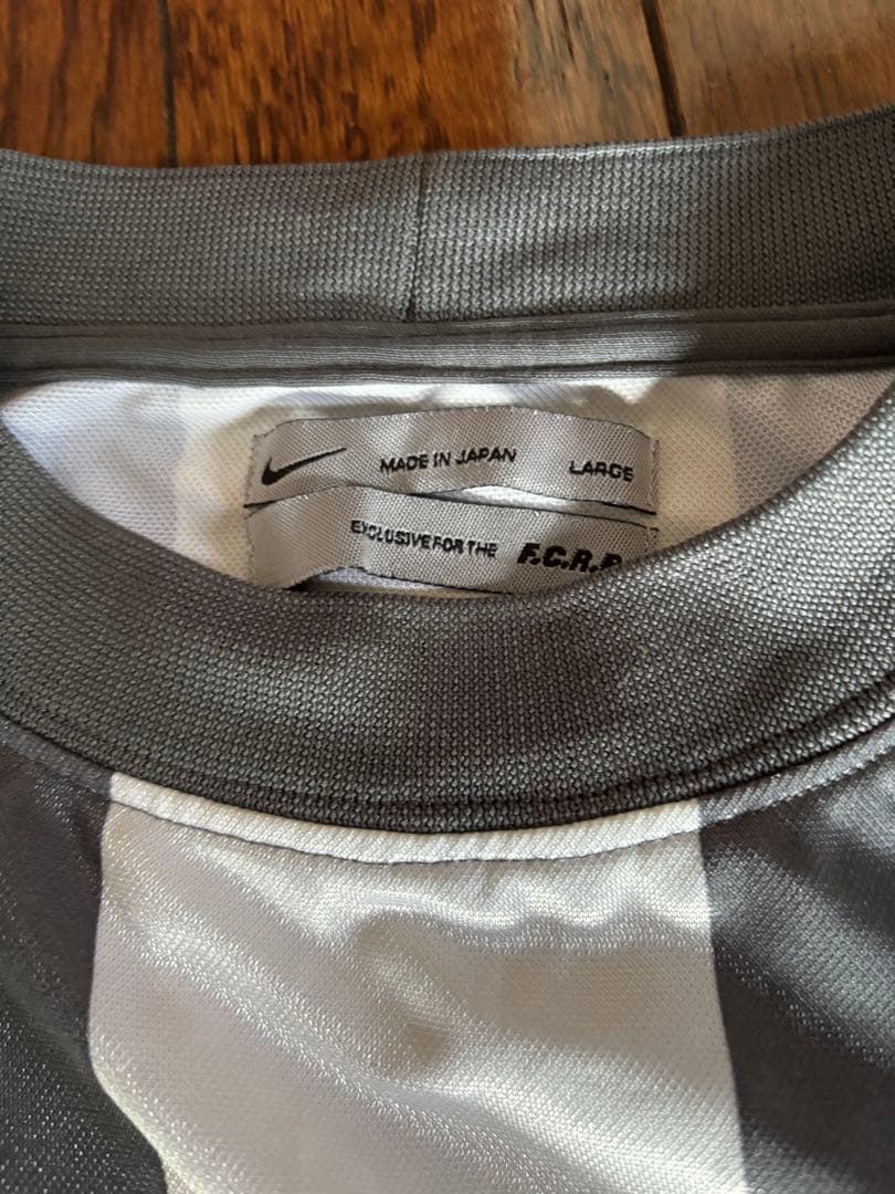 F.C.R.B. ✖️ NIKE グレー x ホワイト ストライプゲームシャツ