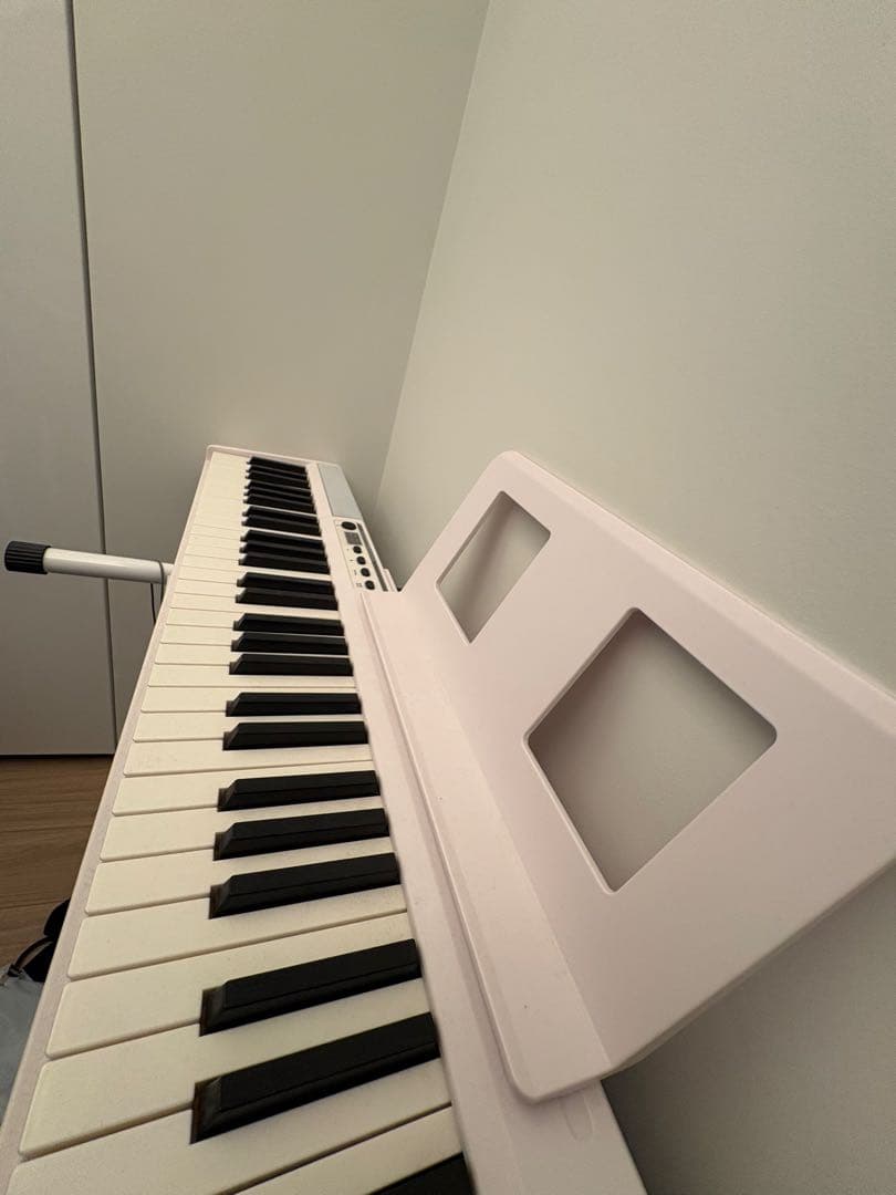 ホワイト 61鍵盤 電子ピアノ　（スタンドを除く）