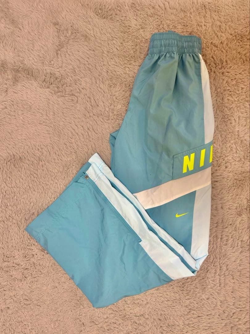 NIKE 軽量　ウィンドブレーカー　ライトブルー