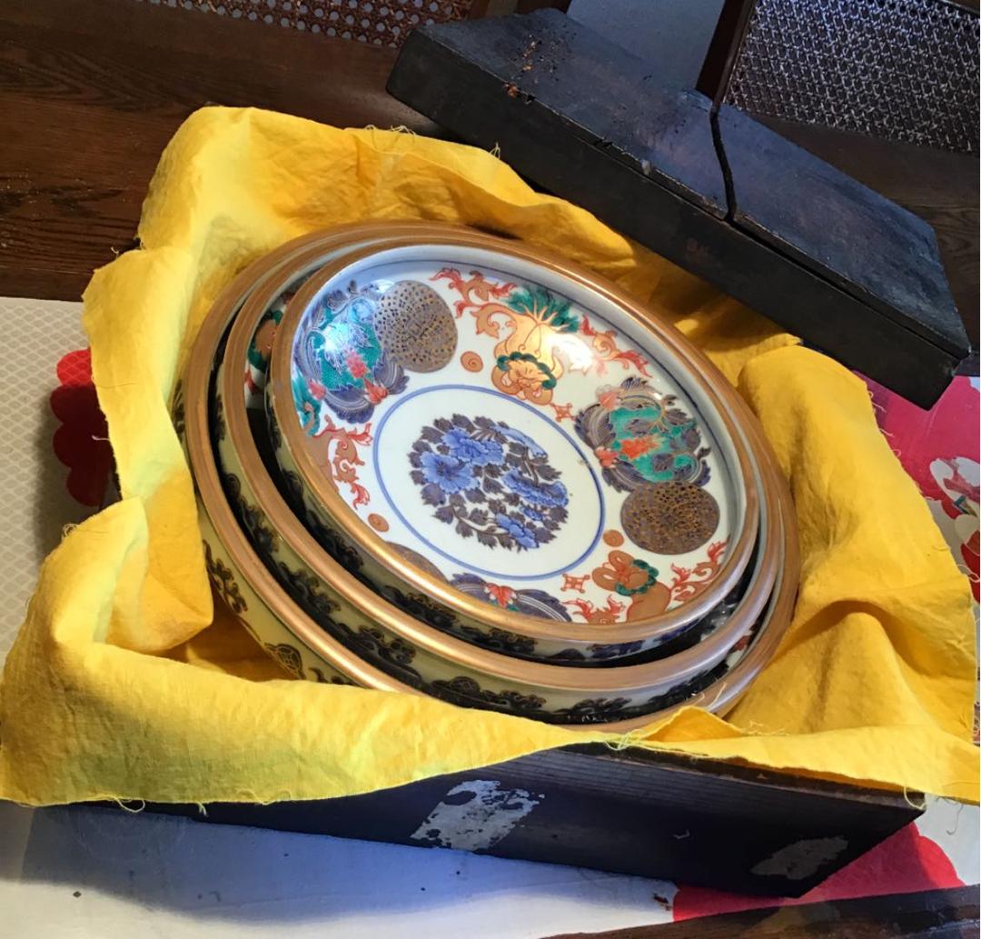 939古伊万里　最上手金襴手　唐獅子牡丹七宝紋様（冨貴長春）三ツ鉢　共箱付