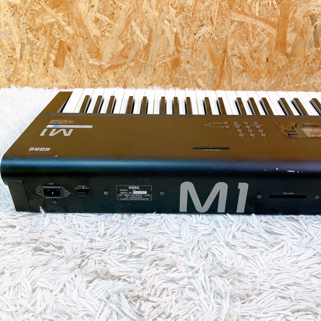 KORG M1 シンセサイザー　ミュージックワークステーション　ケース付き