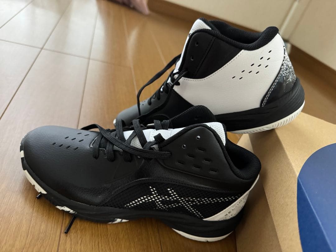 asics バスケットボールシューズ 黒と白 ハイカット