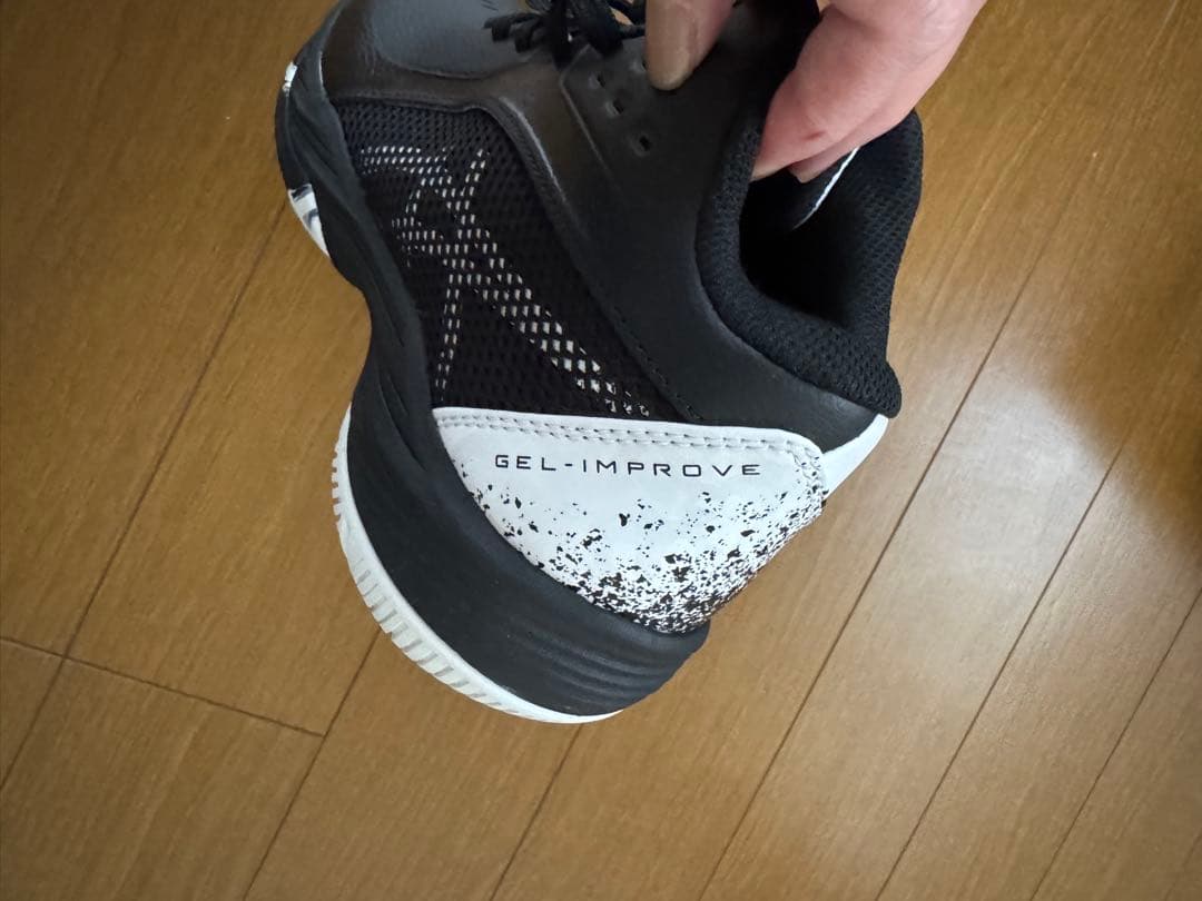 asics バスケットボールシューズ 黒と白 ハイカット