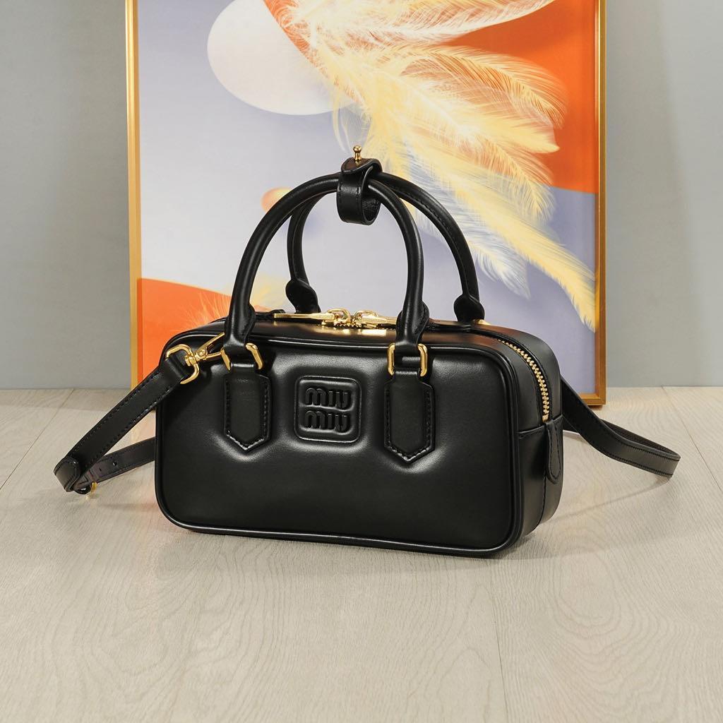 miu miu 黒レザー ハンドバッグ~~