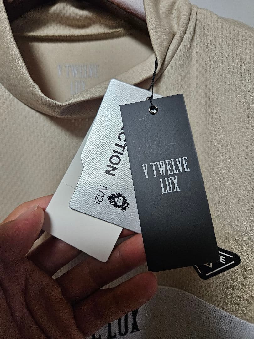 V TWELVE LUX モックネック
