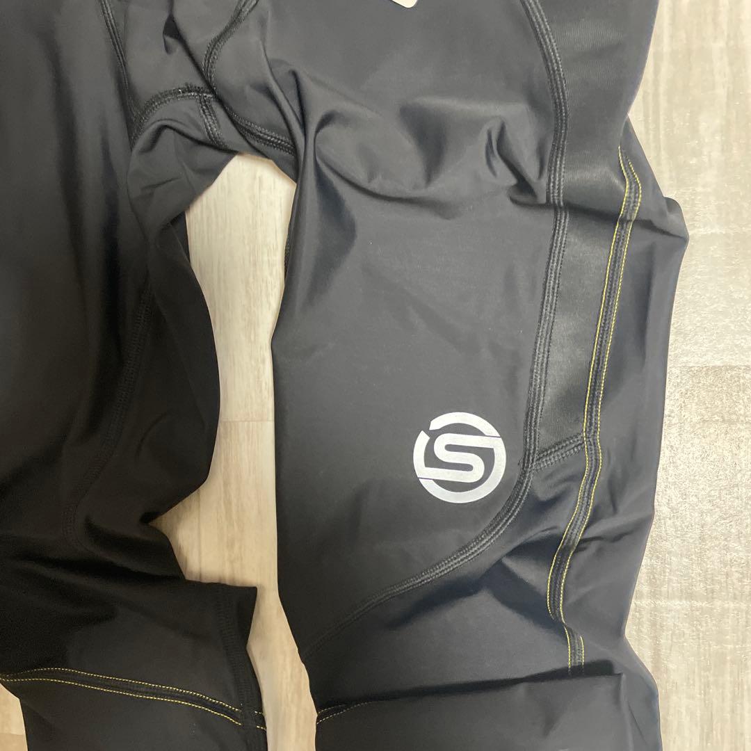 17600円の品　SKINS ブラック タイツ 新品タグ付き