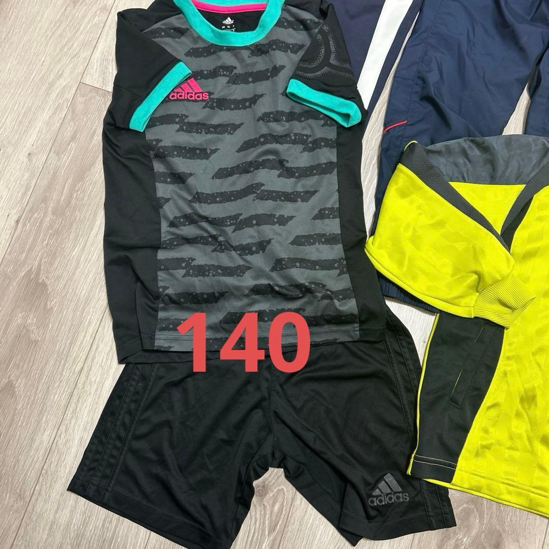 今だけお値下げ！トレーニングウェア　サッカーウェア　用品130.140 手袋付き