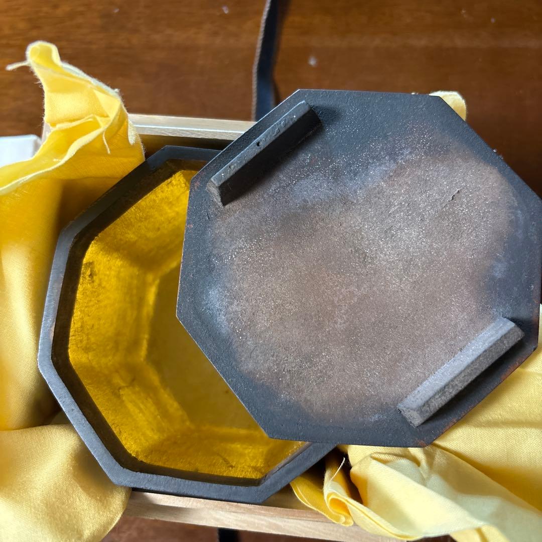 h*4様 ずっしりと重い金属の箱(Bronze:銅と錫の合金)と制作者により刻印