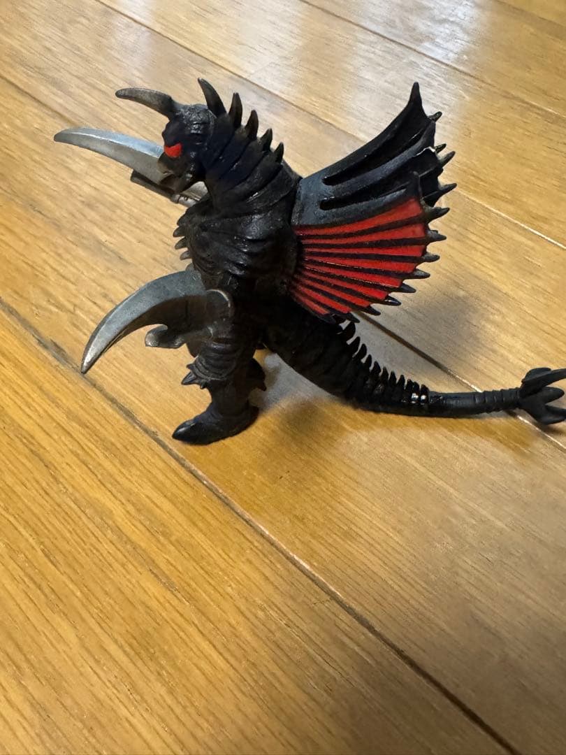 怪獣フィギュア 黒 赤 武器付き24/1。