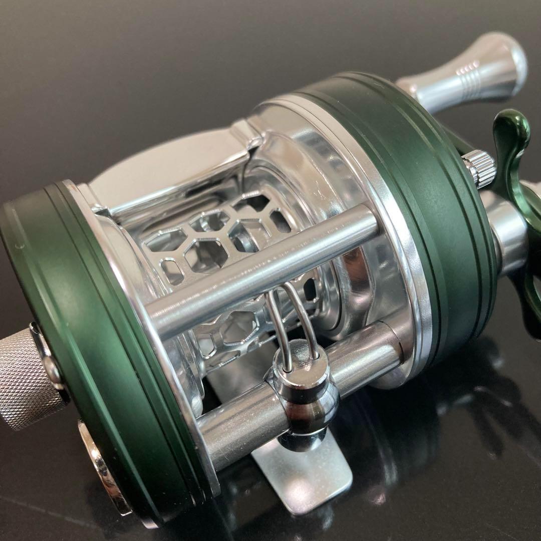 【新品】渓流ベイトリール 丸型リール トラウト用 シルバー／グリーン