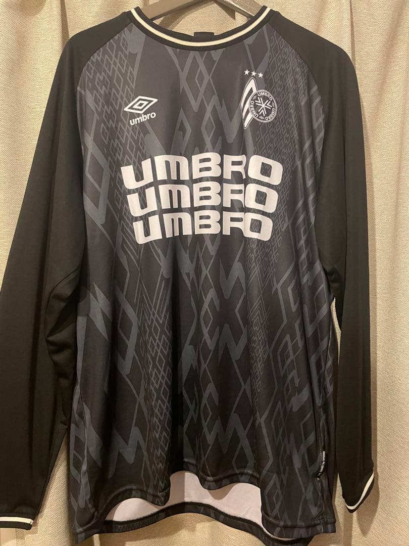 【THE THIRD by UMBRO】グラフィック長袖プラクティスシャツ