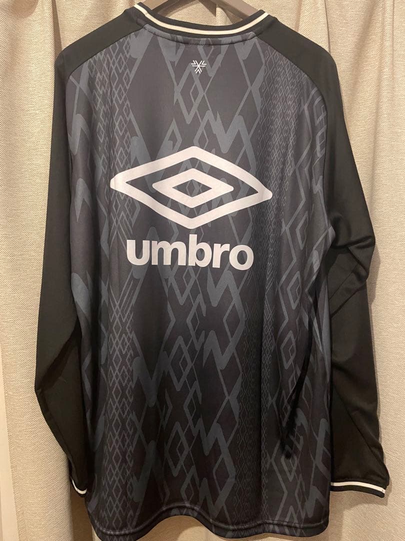 【THE THIRD by UMBRO】グラフィック長袖プラクティスシャツ