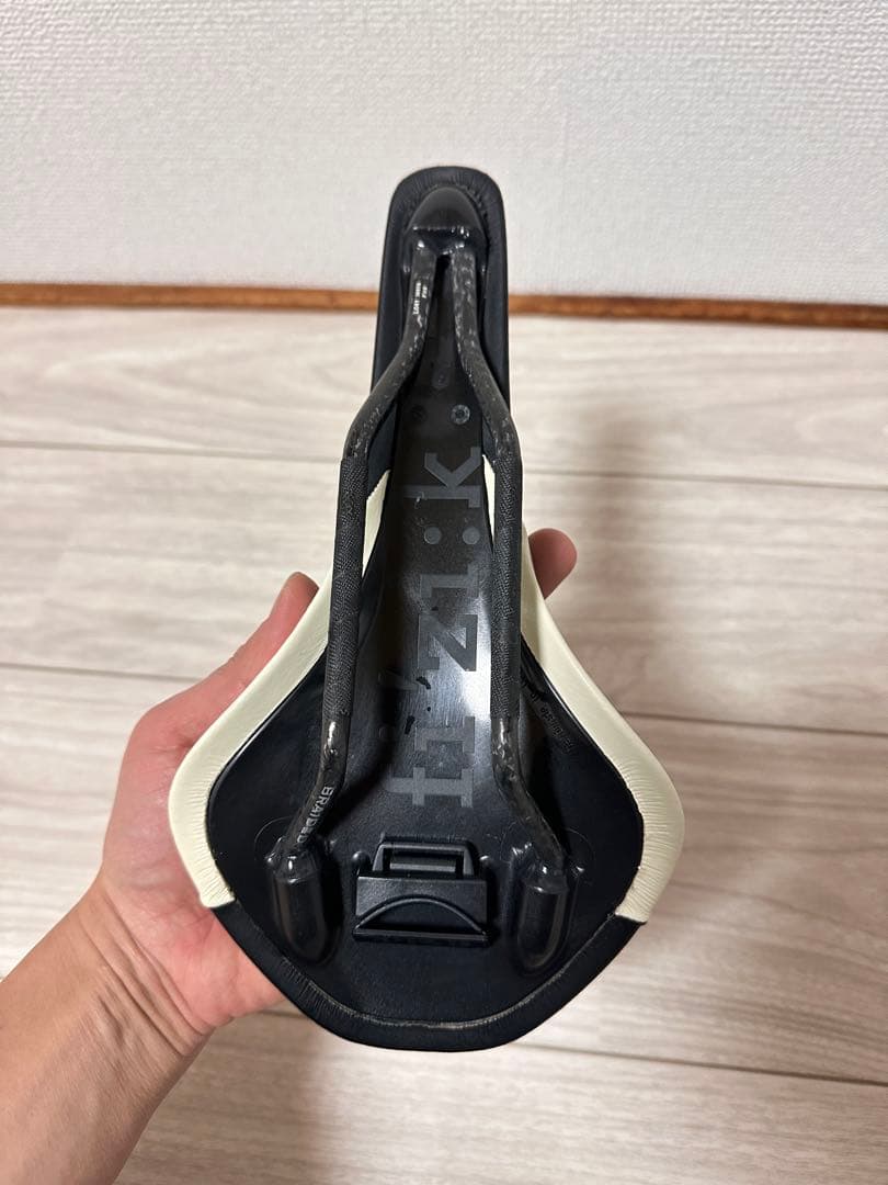 Fizik Antares Carbon 145mm サドル