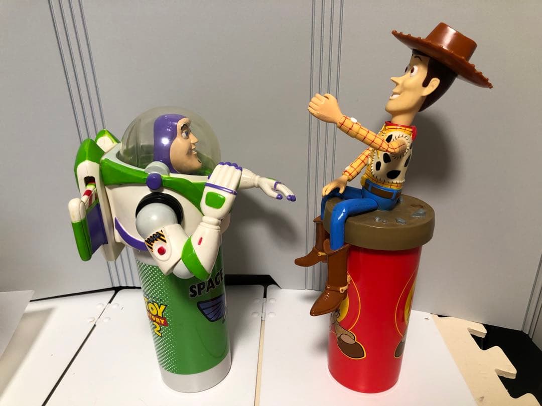 トイストーリー　バズライトイヤー、ウッディ　フィギュア付きタンブラー　セット