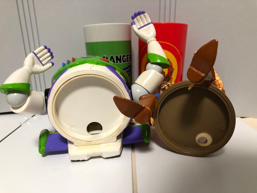 トイストーリー　バズライトイヤー、ウッディ　フィギュア付きタンブラー　セット
