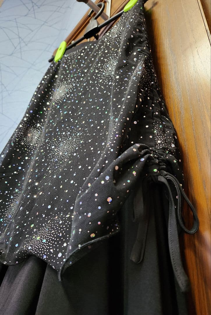 新品タグ付き黒スカート