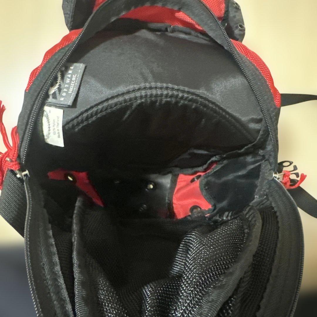 Oakley コンパクトバックパック 赤黒