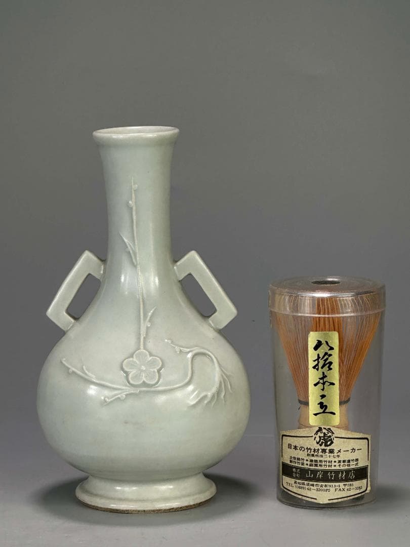 M23-4US中国美術 清時代　粉青釉梅花浮彫双耳花瓶　花入 景徳鎮　李朝白磁
