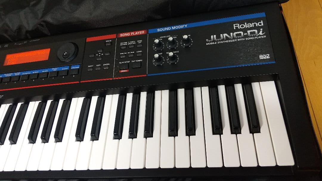 【美品】軽量 Roland JUNO-Di シンセサイザー ソフトケース付属