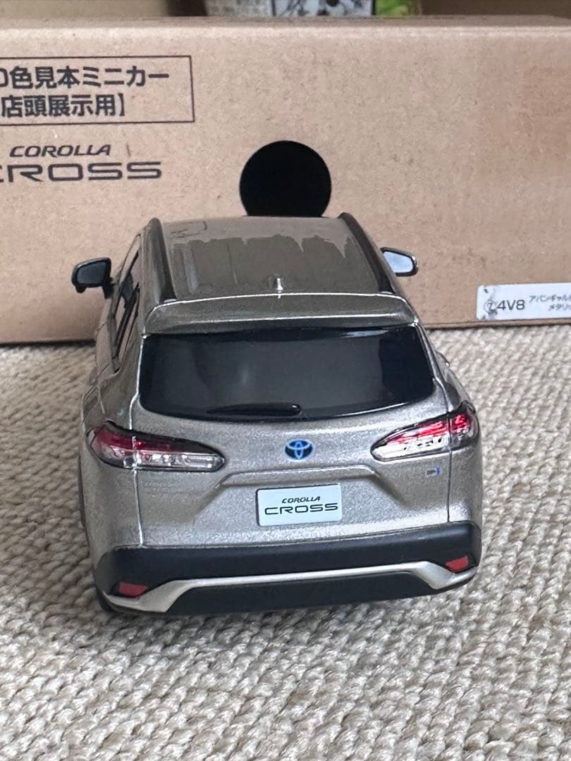 トヨタ　前期　カローラクロス　ミニカー　アバンギャルドブロンズメタリック
