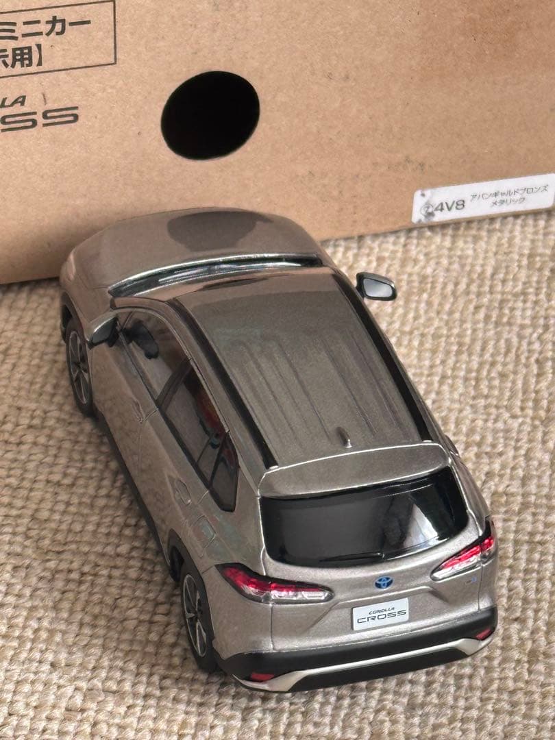 トヨタ　前期　カローラクロス　ミニカー　アバンギャルドブロンズメタリック