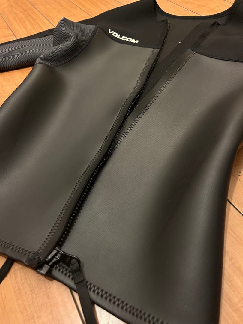 VOLCOM タッパー Lサイズ