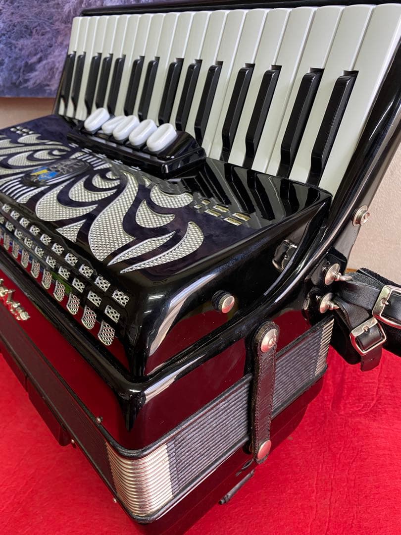 Welmeister アコーディオン 黒蛇腹赤8.42kgの重さは、体にピッタリ