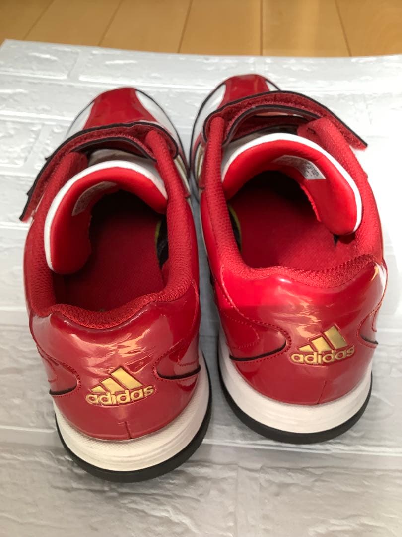 adidas トレーニングシューズ ホワイトレッド