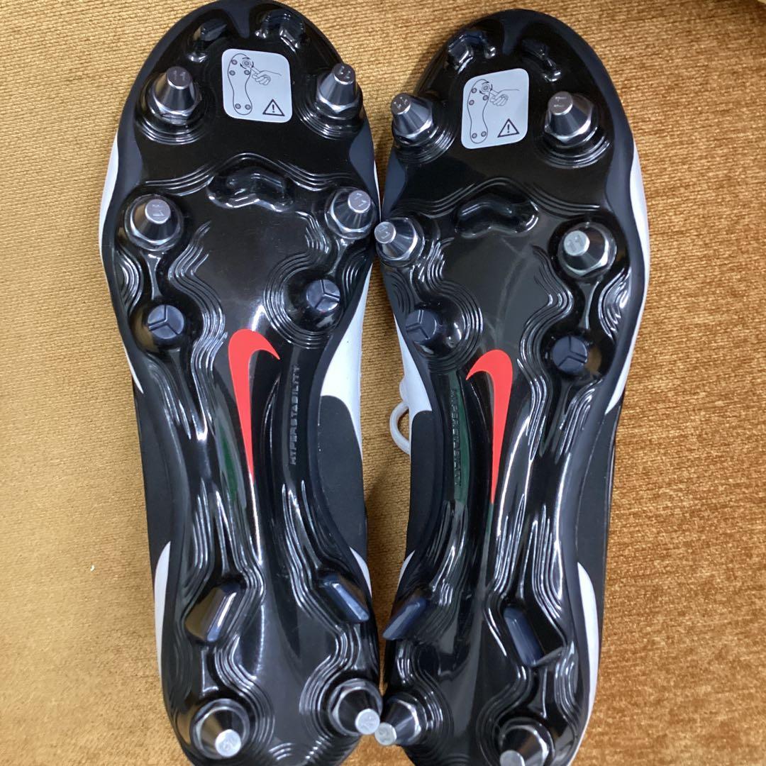 「ハリー」Nike ACG サッカーシューズ ホワイト/レッド