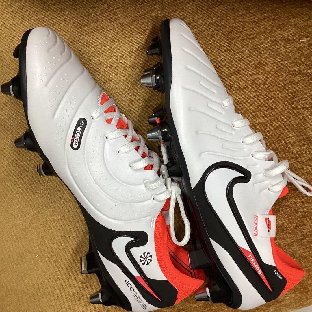 「ハリー」Nike ACG サッカーシューズ ホワイト/レッド