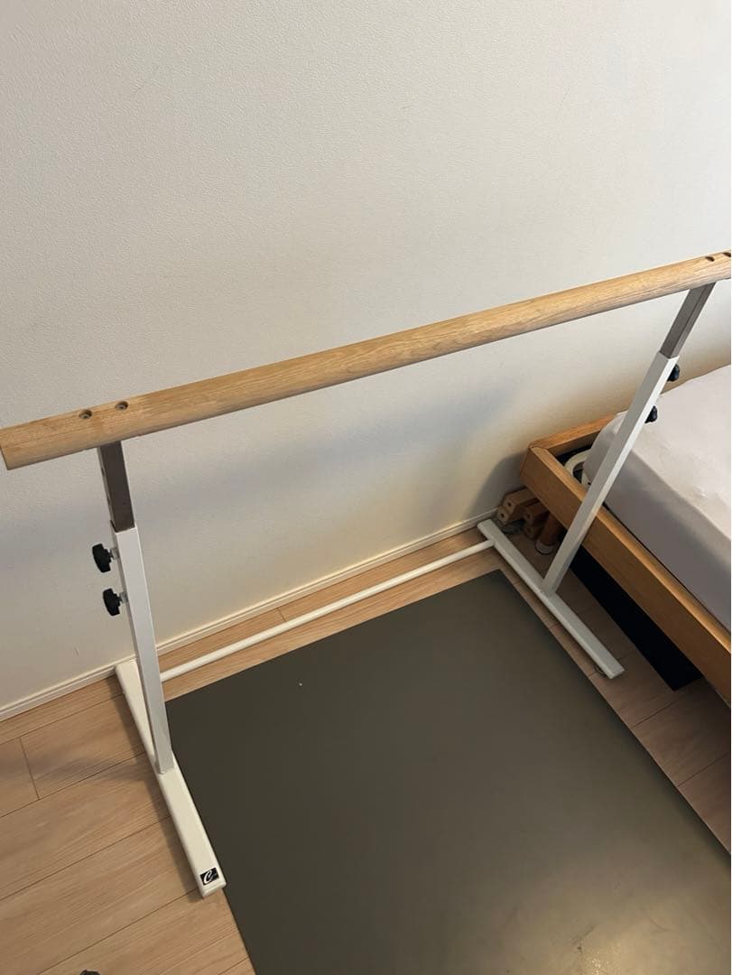 リノリウムマット付き　中古　レッスンバー クリスタルバー 調節式 ホワイト