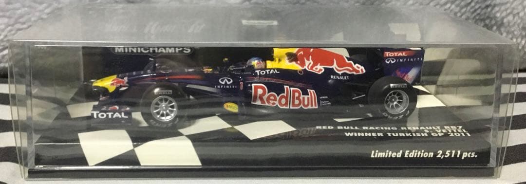 1/43 レッドブル ルノー RB7 トルコGP 優勝 2011年 ベッテル