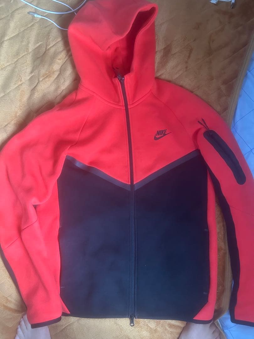 Nike テックフリース　　ブラック&レッド　これ以上の値下げ不可