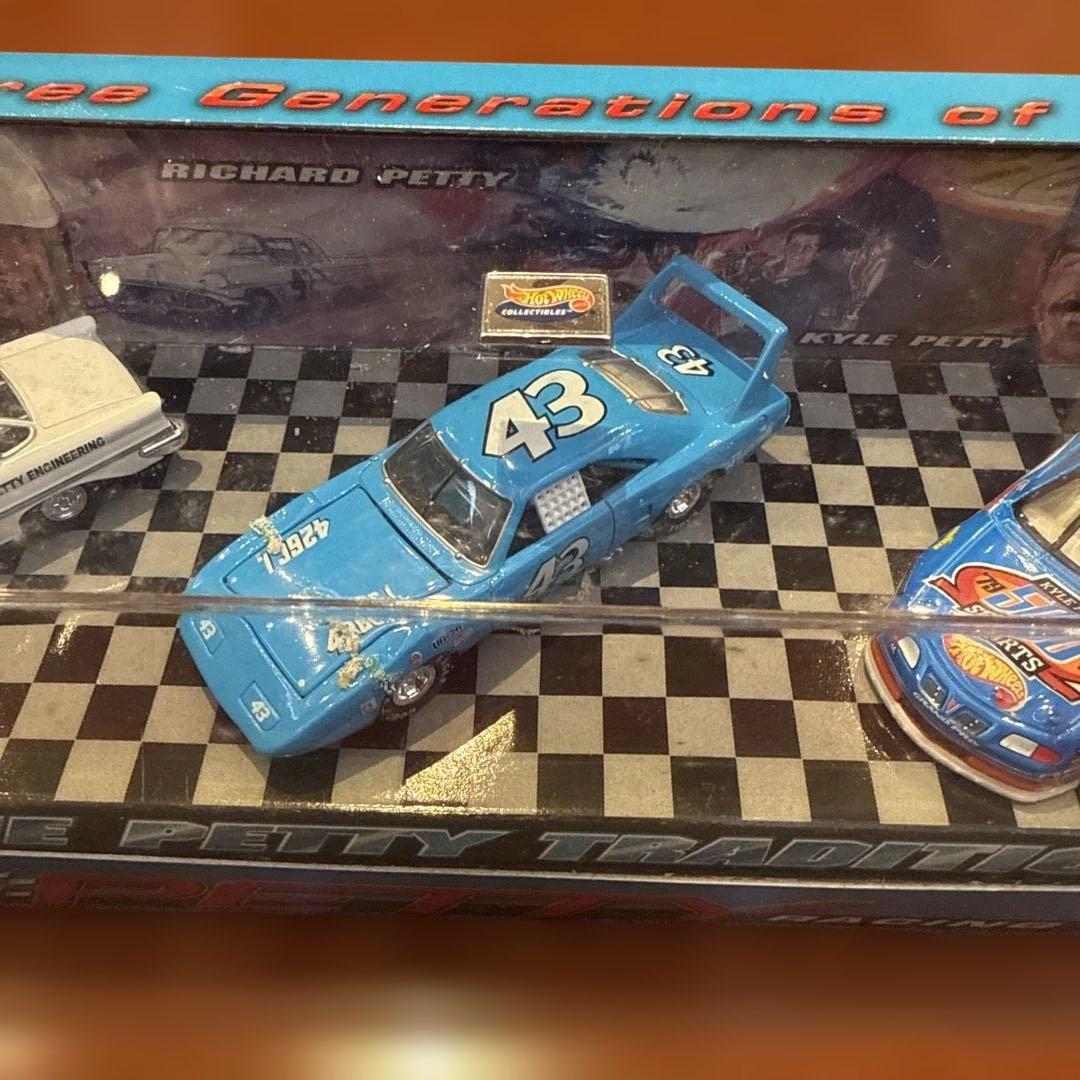 ミニカー No300. HW.NASCAR The PETTY Racing Family