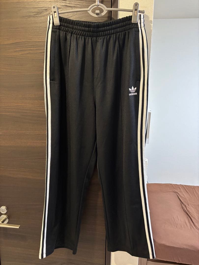 adidas originals黒スウェットパンツ　バギーフィット
