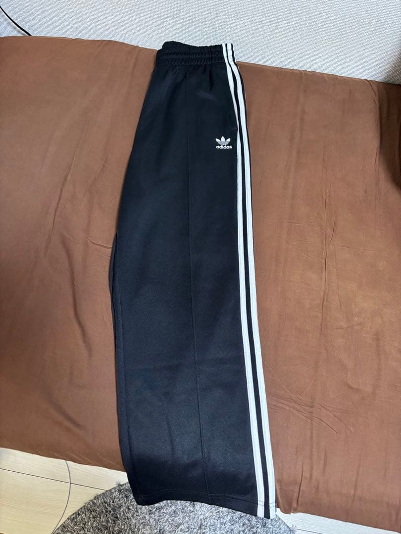 adidas originals黒スウェットパンツ　バギーフィット