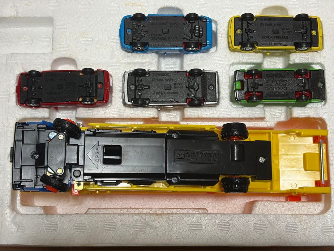 【即日発送・美品】トミカ カーキャリアセット ミニカー5台付き
